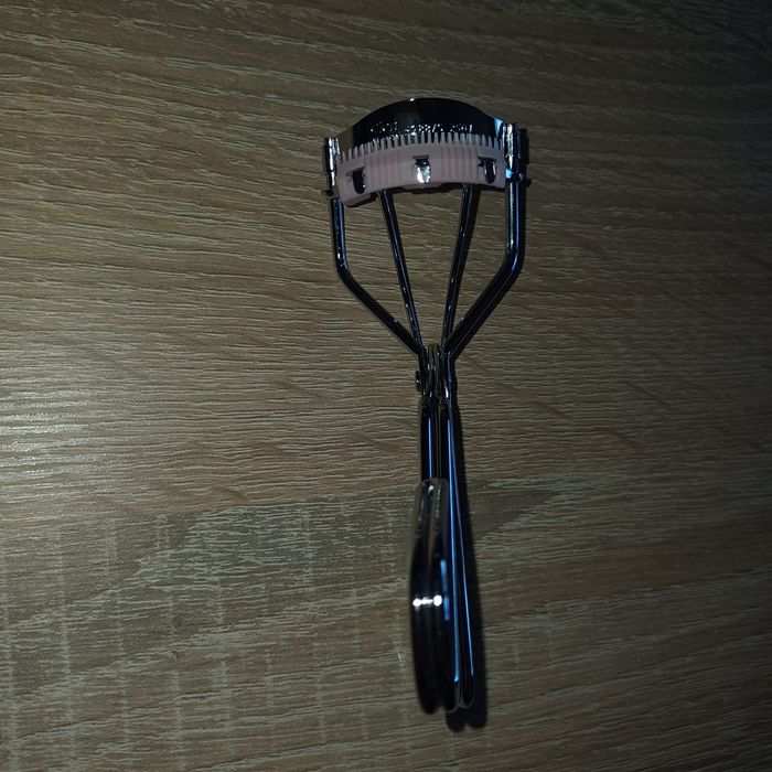 Zalotka do rzęs z grzebykiem.