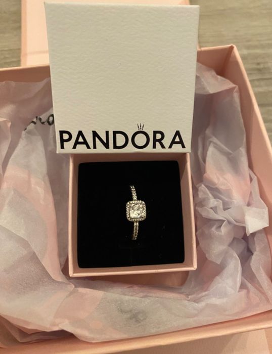 Pierścionek Pandora 
Ag 925/1000
Nie używany 
Oryginalne opakowanie