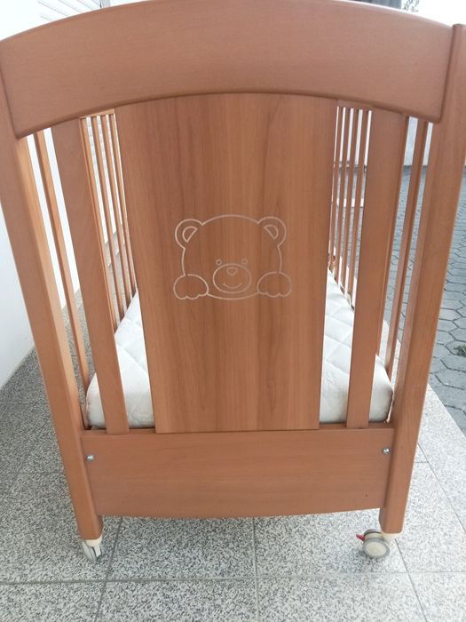 Cama de bebé de grades