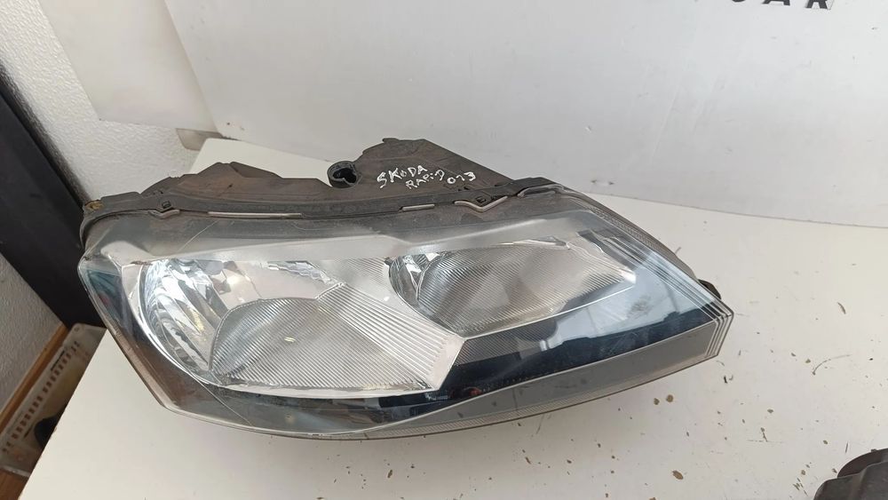 Farol óptica Skoda rapid 2013