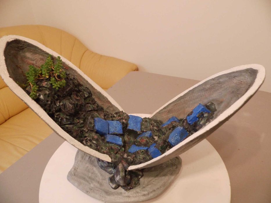 Ciekawa doniczka z cementu.