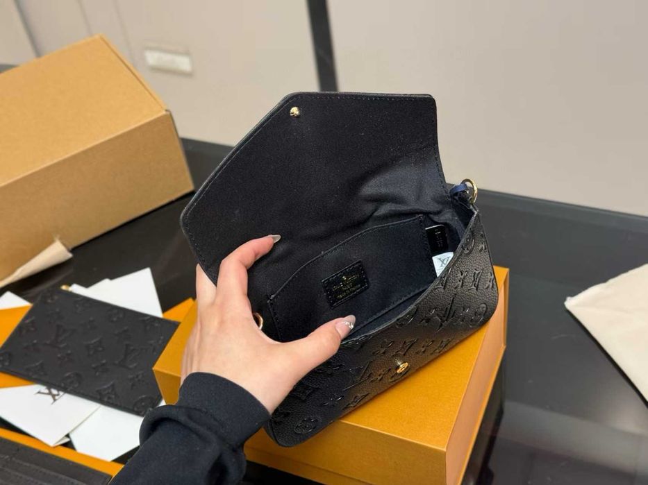 orebka na ramię z łańcuchem marki LV w kolorze czarnym