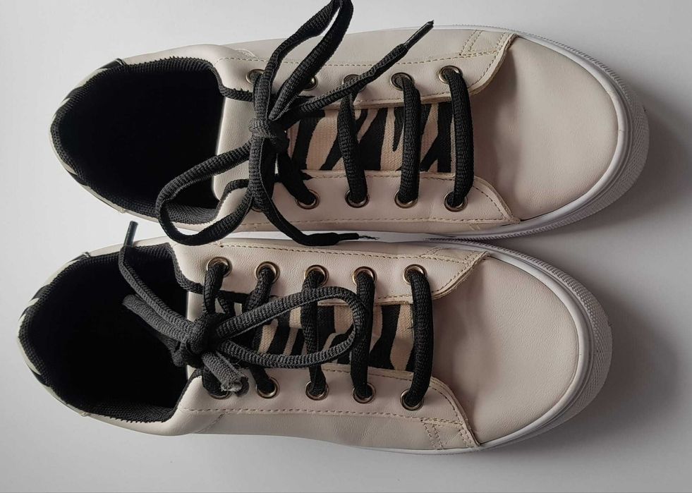 Kremowe trampki skórkowe 36