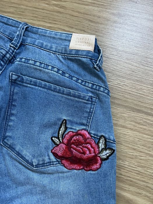 Calças de ganga azul com aplicação da Tiffosi