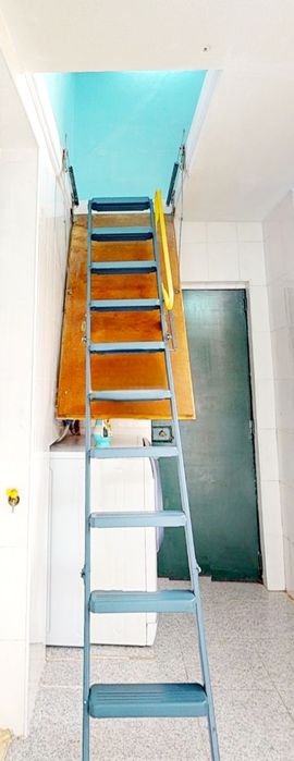 COMO NOVA - Escada de SÓTÃO metalica recolhivel com CORRIMÃO e ALÇAPÃO