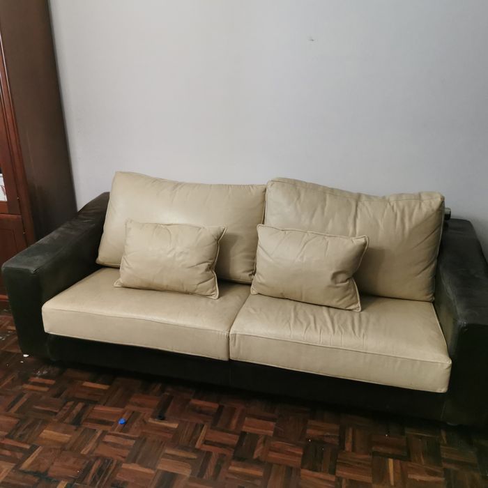 Conjunto de 2 sofas de 2 e 3 lugares em pele sintetica