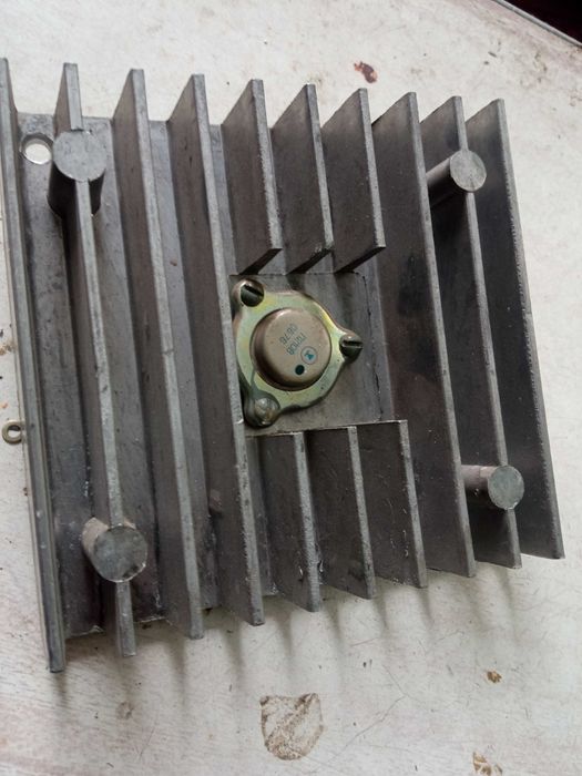 Транзисторы П210Б на радиаторе