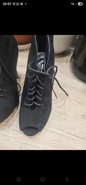 Wyjątkowe zamszowe botki 40