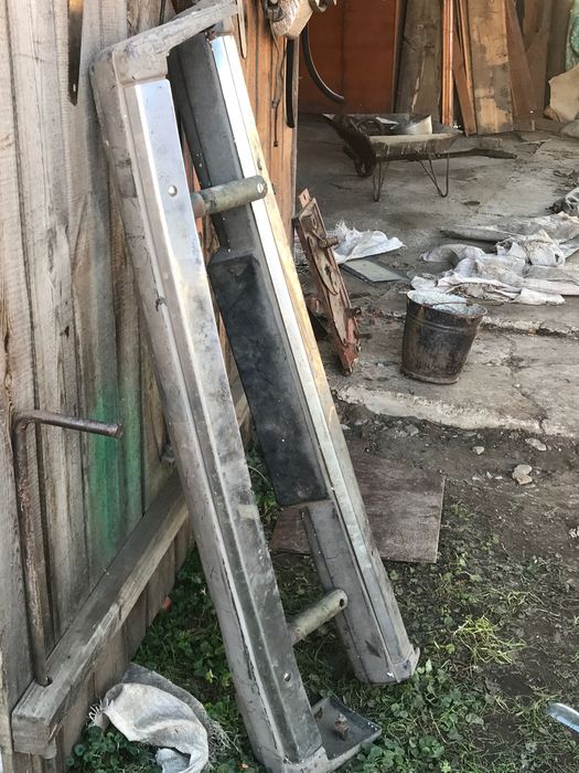 Двері передні права і ліва,Бампер від жигуля 7 моделі