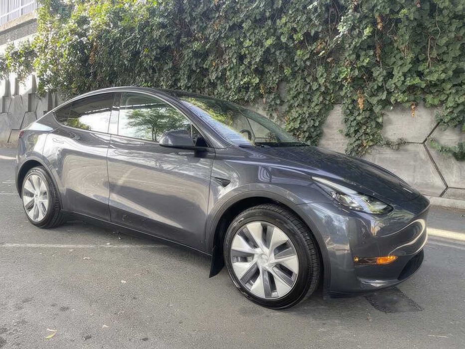 Tesla Model Y Long Range      2023
