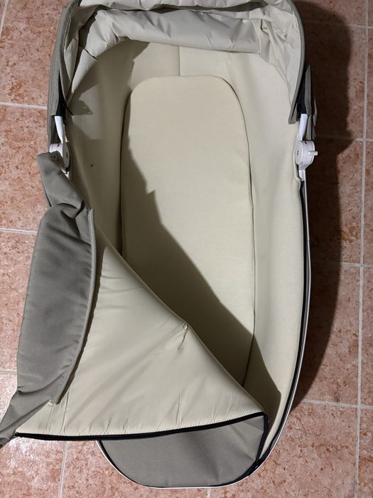 Alcofa compacta para Quinny com capa de chuva