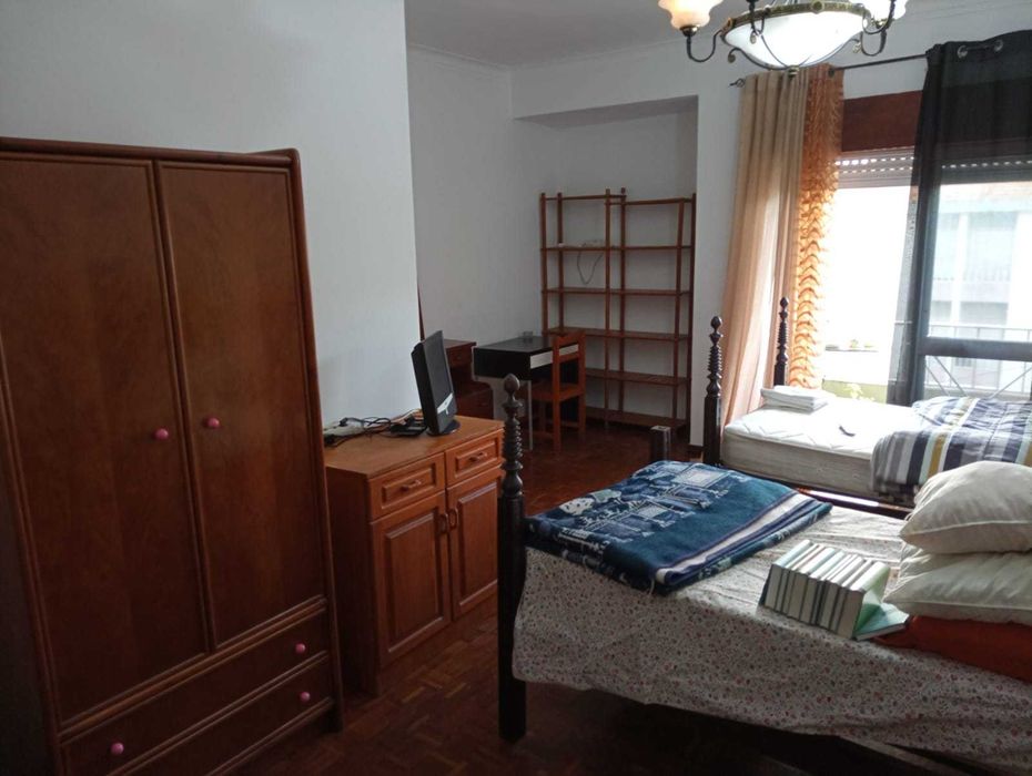 Quarto gigante para 1 ou 2 pessoas com varanda Moita - Centro) - todas as despesas incluida - 2 casas de Banho e cozinha completa
