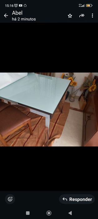 Mesa de vidro e madeira, com 2m , extensível.