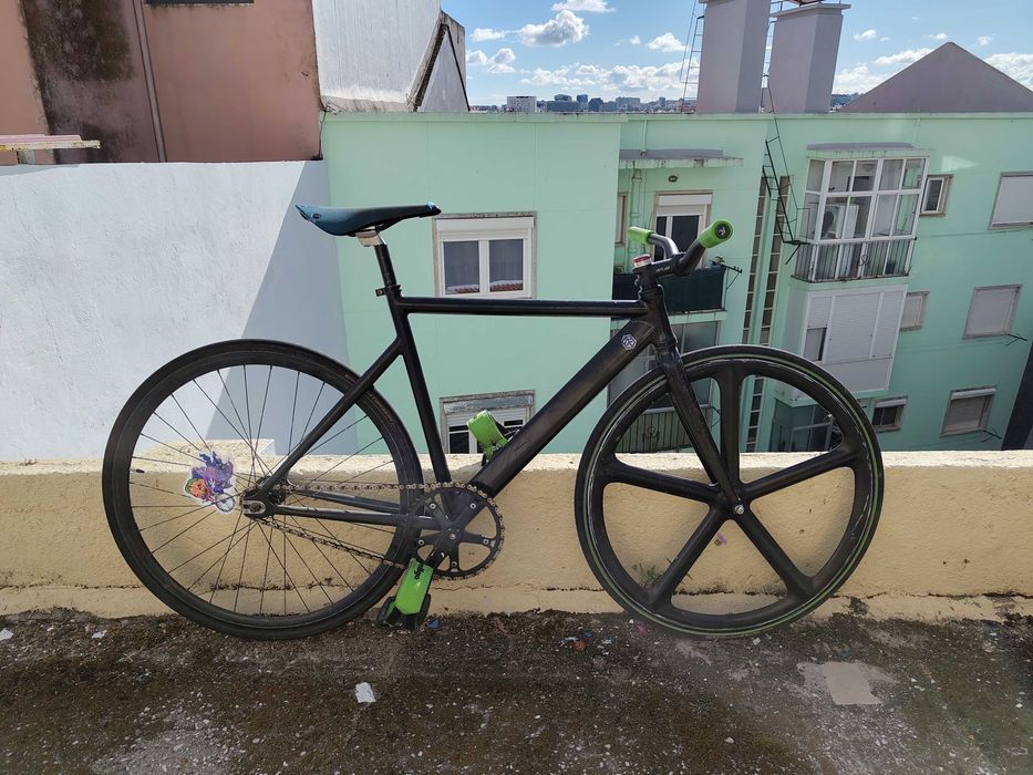 Bicicleta Fixed Gear Aventon — Aerospoke à frente — Tamanho S — Brakeless