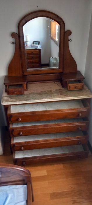 Mobília de quarto antiga em bom estado