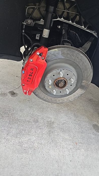 Стильні червоні накладки на супорта Тесла модель 3  17-23 року