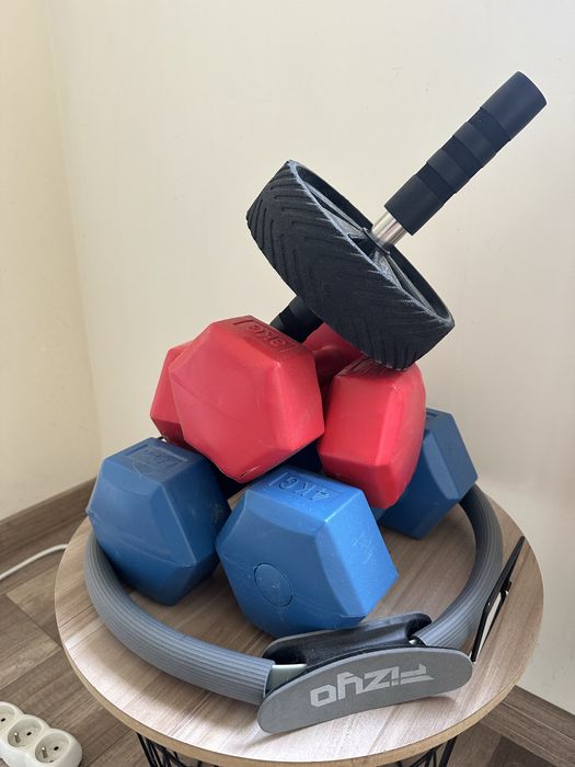 Zestaw do ćwiczeń w domu – hantle, koło ab wheel, obręcz