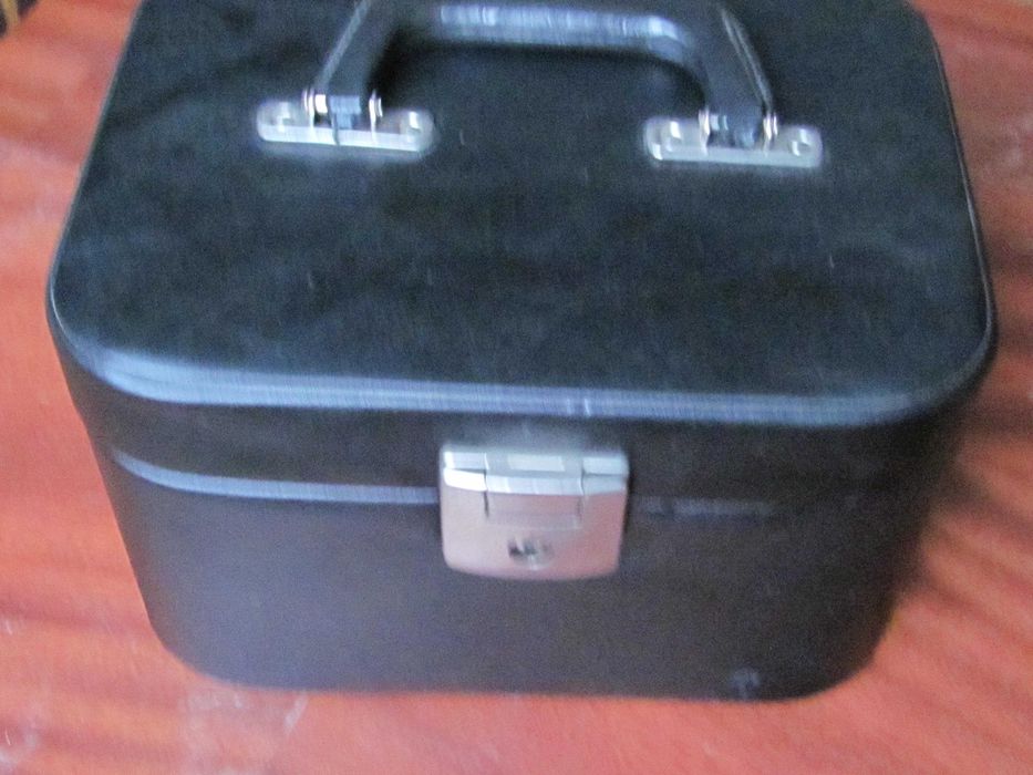 Kuferek na kosmetyki i bizuterie