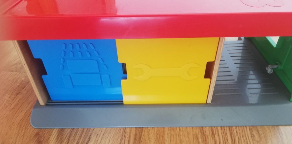 Garagem IKEA com veículos desmontáveis