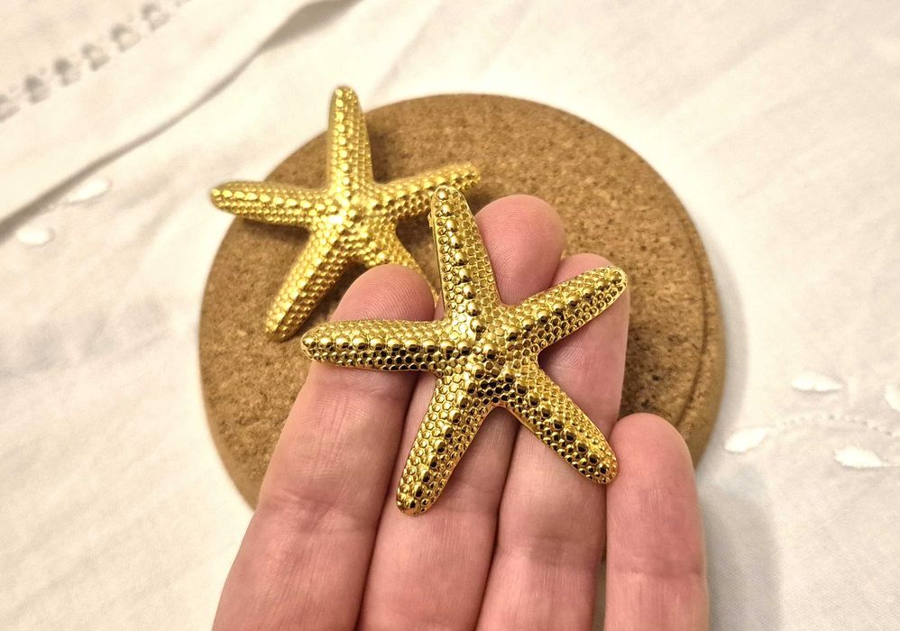 Brincos dourados em forma de estrelas do mar - novos