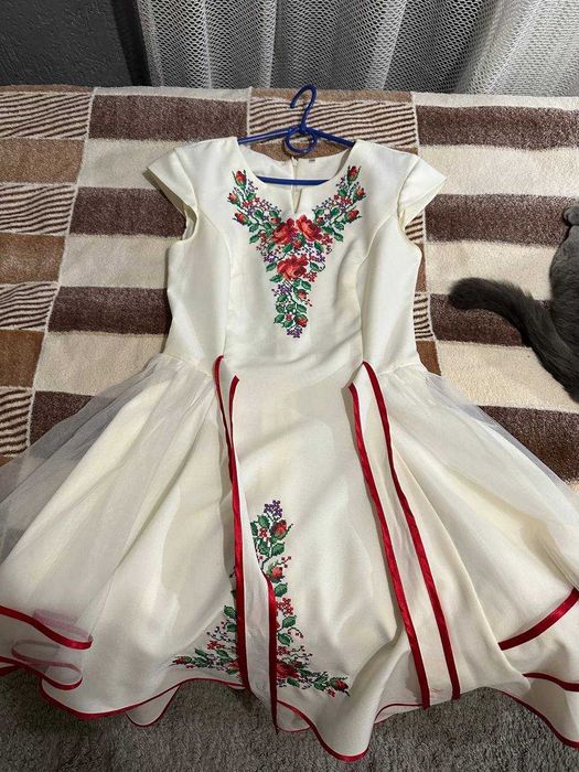 Продаю вишивану сукню.