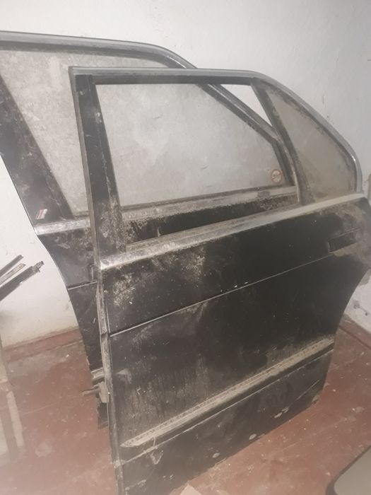 Продам Двері БМВ Є30 є ще інші різні запчастини деталі по тел.