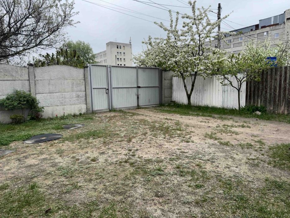 Продам полдома в районе завода Шевченко  со своим двором