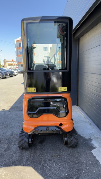 Mini giratória 1,2T com cabine e motor kubota nova