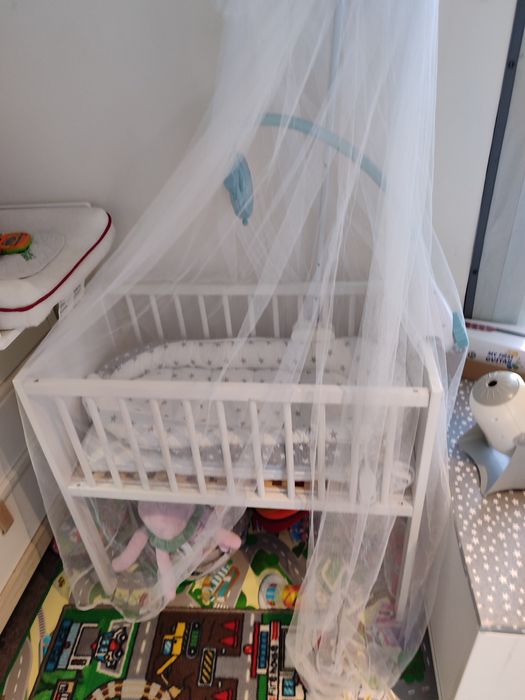 Berço e cómoda muda fraldas