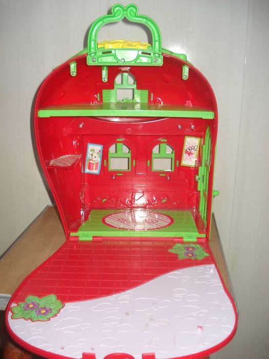 домик кукольный переносной  Disney Клубничка 33х26х13 см дверцы дворик