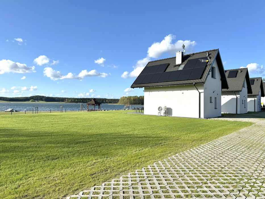 Domki nad jeziorem u Izy z balią ogrodową na ferie