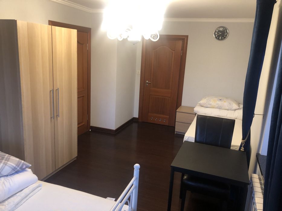 Pokoje pracownicze bardzo blisko fabryki mercedesa.