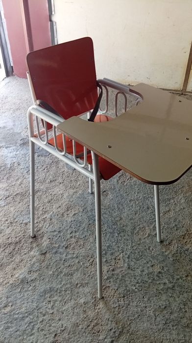 Cadeira de bebé toda em madeira e ferro