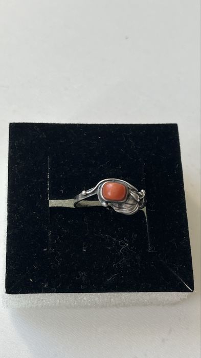 Srebrny stary pierścionek z koralem