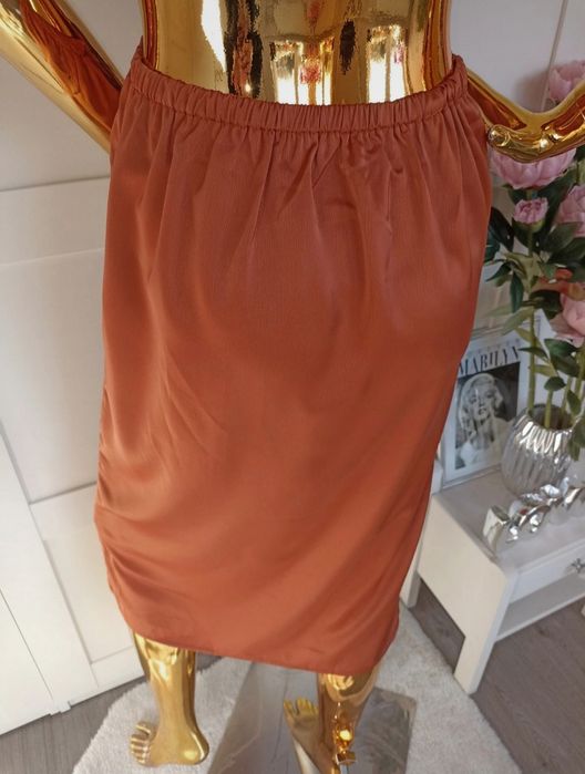 Nowa satynowa sukienka Karmel z wycięciem w talii R. M/L