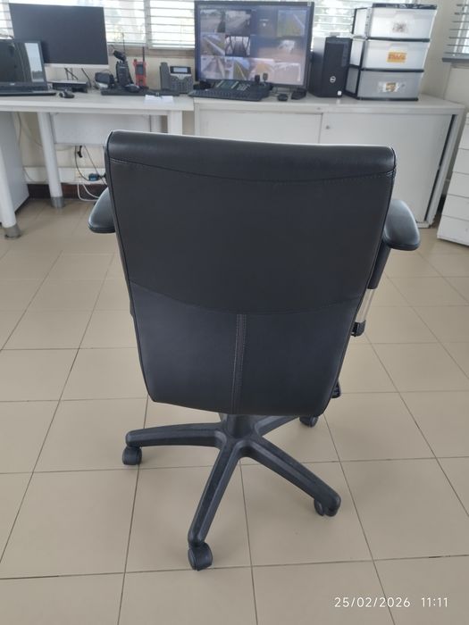 Secretária como nova com pouco uso e 1 cadeira também como nova.