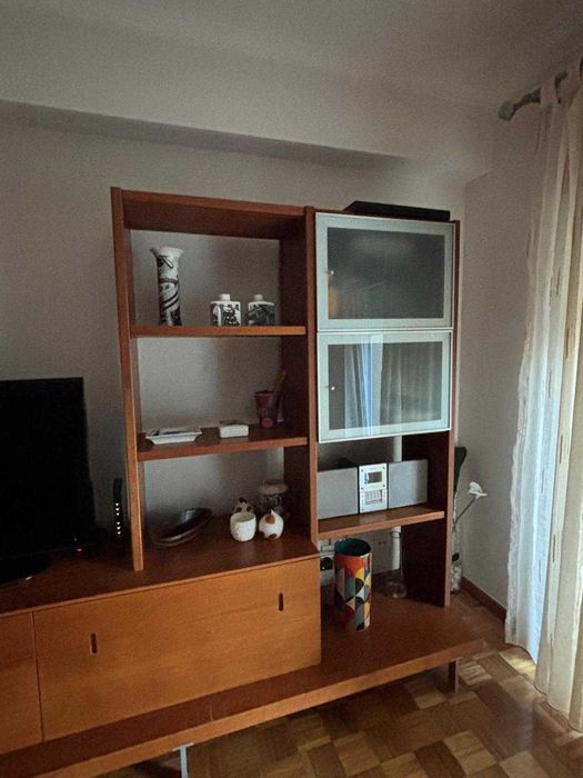 Móvel de sala moderno com ampla arrumação