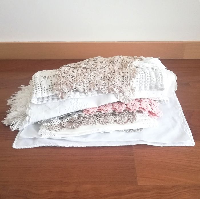 Lote de 40 peças de renda, crochet e bordados