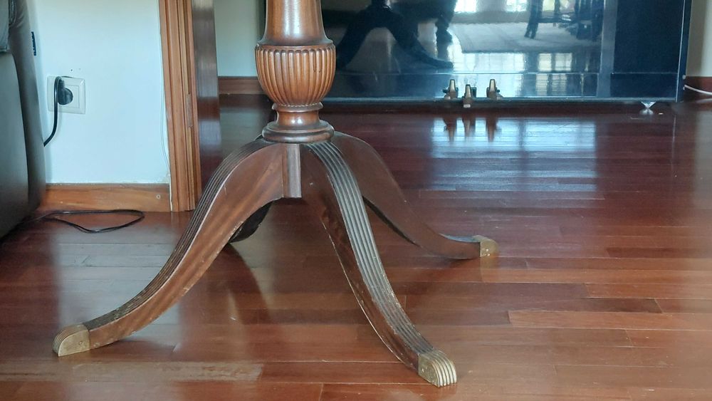 Mesa de jantar em madeira de nogueira