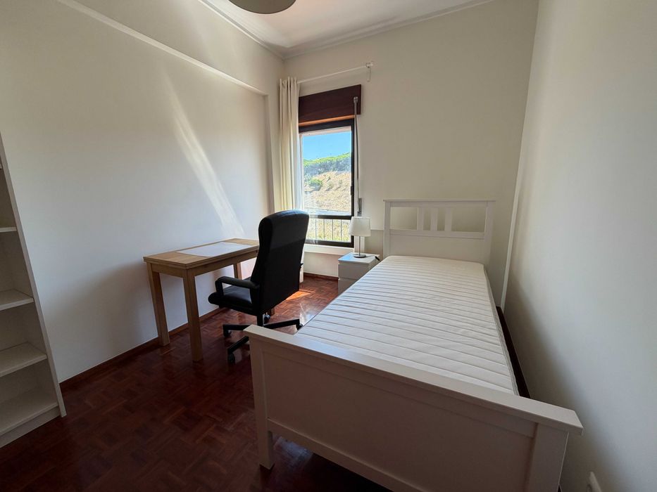 Quarto estudante universitária - Algés