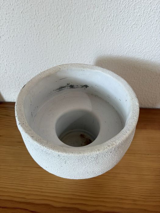Vaso branco com acabamento tipo gesso, 18 cm de diâmetro e 19 cm de altura.