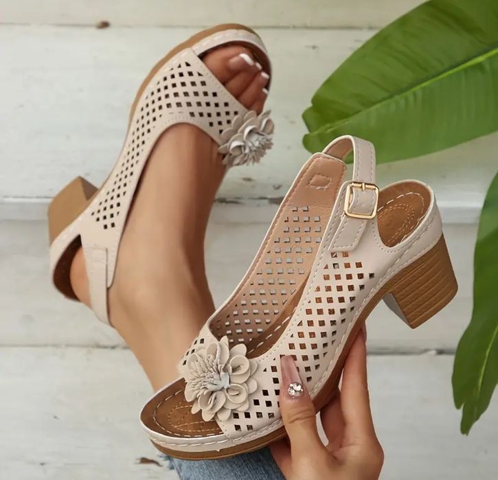 Sandały na koturnie