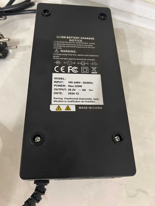 Зарядне до BLUETTI T200S  блок живлення 25.2V/8A зарядка EB 70