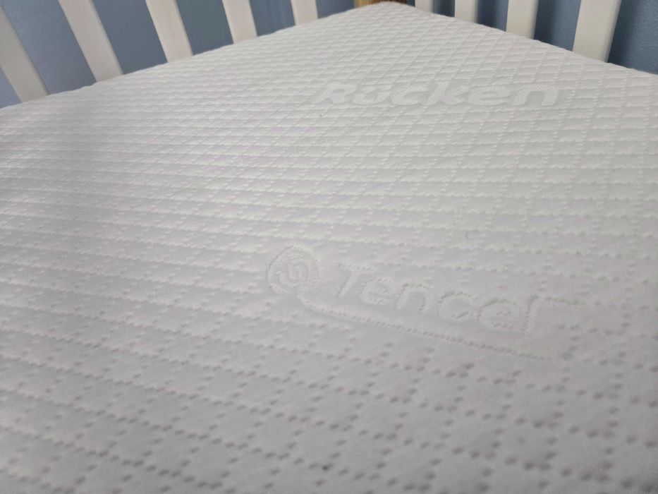 Łóżeczko dziecięce z materacem