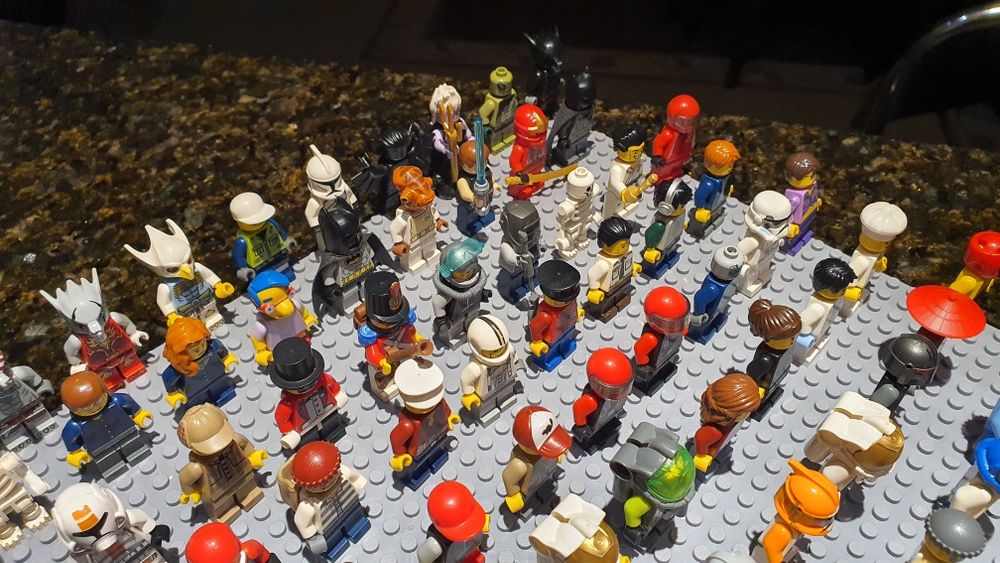 116 oryginalnych figurek lego + akcesoria.