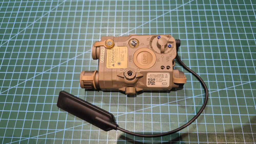 AN PEQ, latarka, laser zielony, laser IR