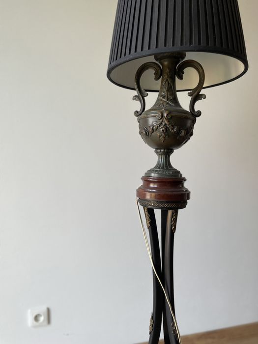Piękna lampa stojąca ozdoba każdego wnętrza