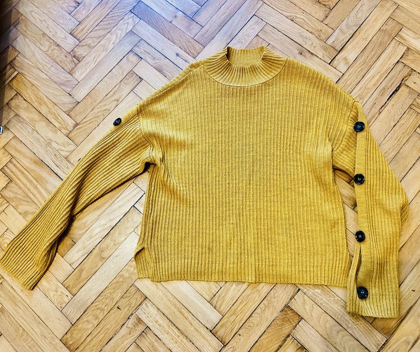 Bluza rozmiaru M z guzikamy ns rękawach