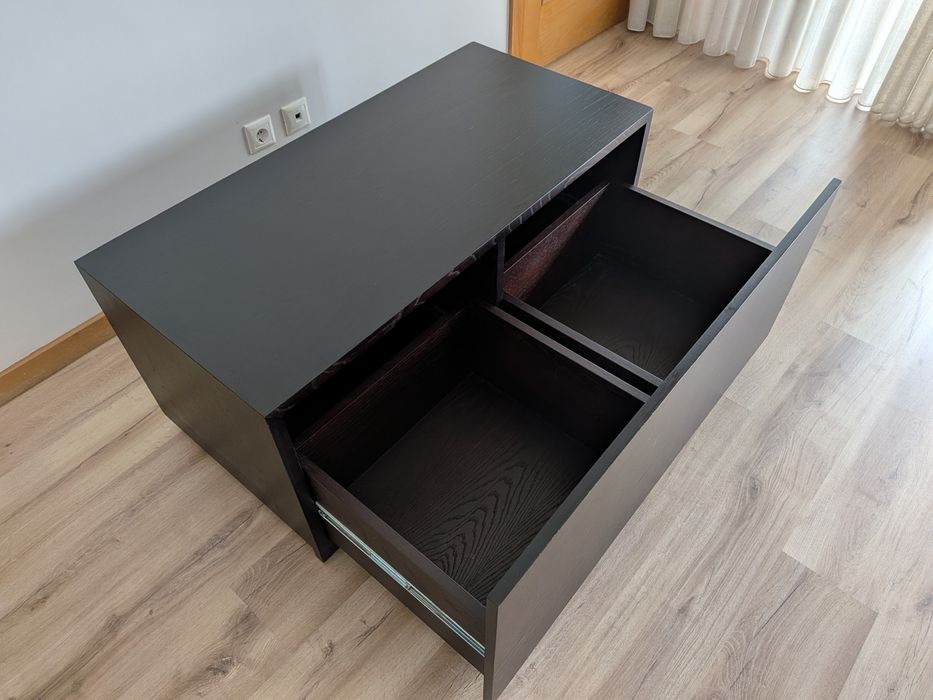 Móvel em carvalho escuro com gavetão e dois espaços