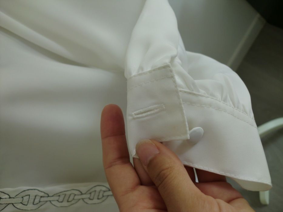 Camisa branca com detalhe